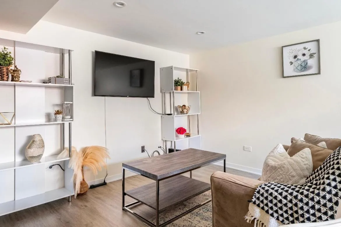 Image 4 of Cozy 2 brm apartment mins away from United Center