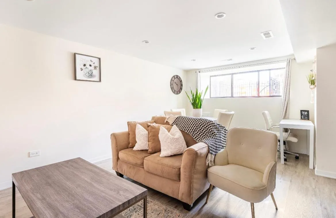 Image of Cozy 2 brm apartment mins away from United Center