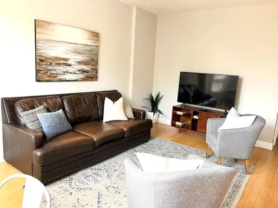 Image of Cozy Beautiful Downtown Unit CHI in Prime River North Location near Mag Mile – 1
