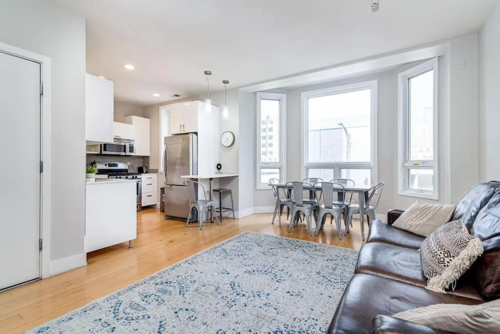 Image 3 of Cozy Beautiful Downtown Unit CHI in Prime River North Location near Mag Mile – 1
