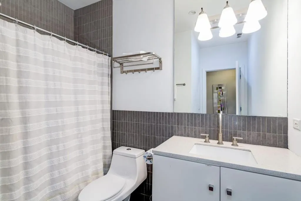 Image 2 of Cozy Beautiful Downtown Unit CHI in Prime River North Location near Mag Mile – 1