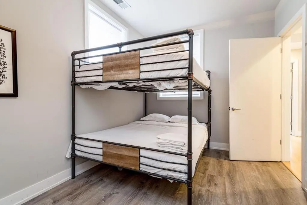 Image 5 of Cozy Beautiful Downtown Unit CHI in Prime River North Location near Mag Mile – 1