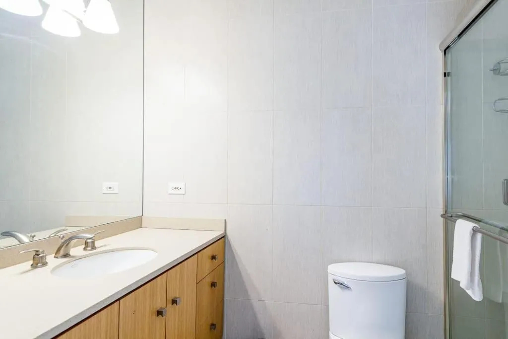 Image 6 of Cozy Beautiful Downtown Unit CHI in Prime River North Location near Mag Mile – 1