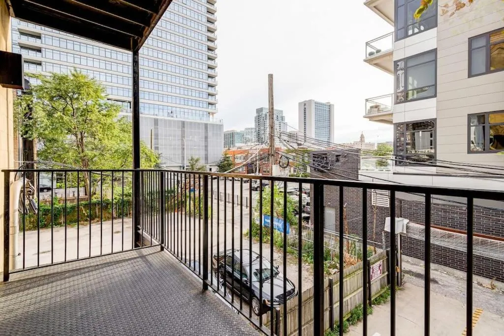 Image 4 of Cozy Beautiful Downtown Unit CHI in Prime River North Location near Mag Mile – 1