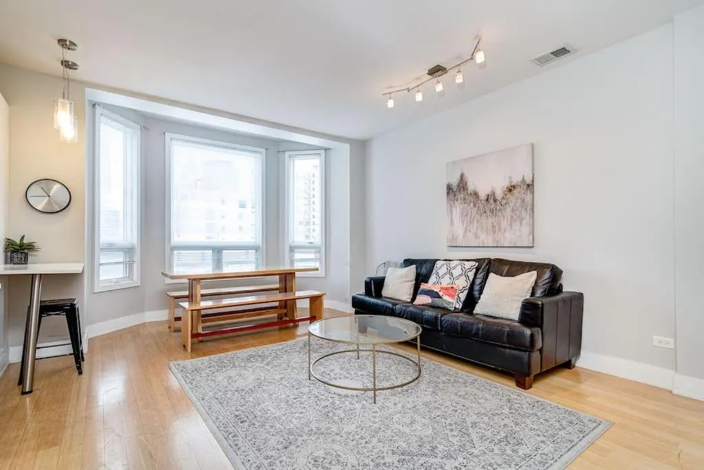 Image of Cozy Beautiful Downtown Unit CHI in Prime River North Location near Mag Mile – 2