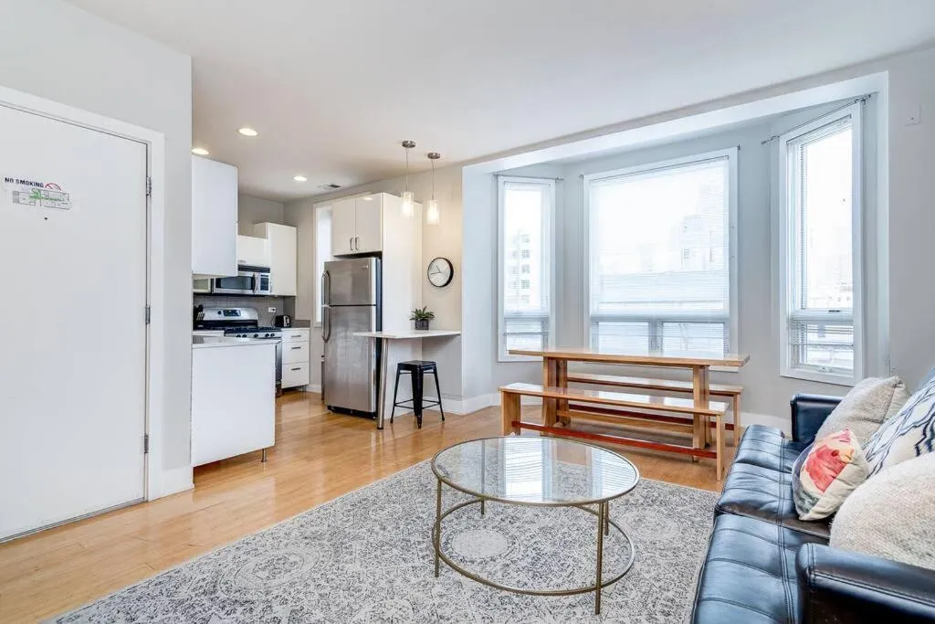 Image 1 of Cozy Beautiful Downtown Unit CHI in Prime River North Location near Mag Mile – 2