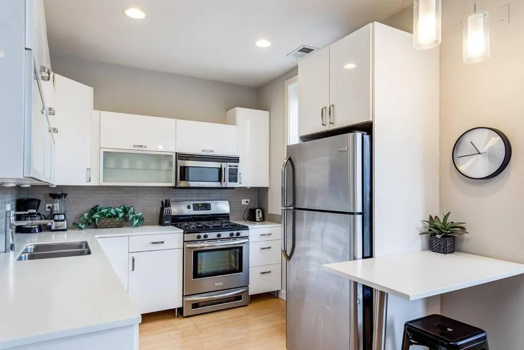 Image 2 of Cozy Beautiful Downtown Unit CHI in Prime River North Location near Mag Mile – 2