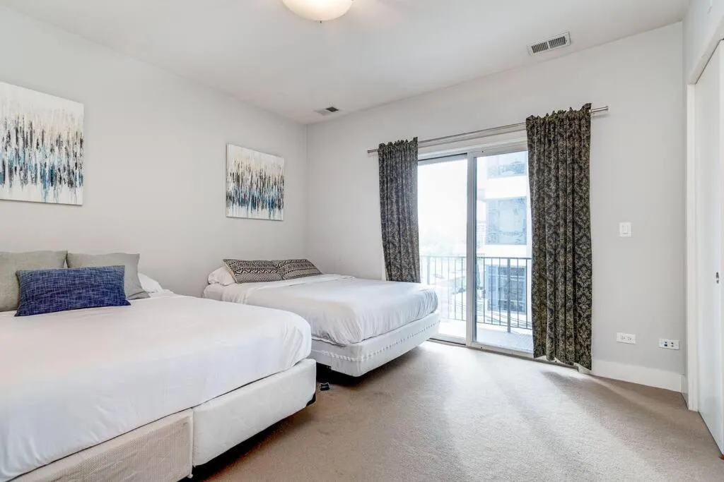 Image 5 of Cozy Beautiful Downtown Unit CHI in Prime River North Location near Mag Mile – 2