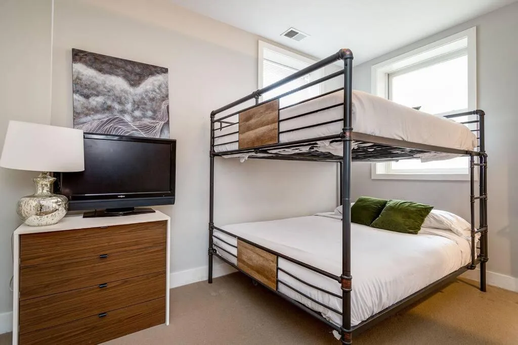 Image 6 of Cozy Beautiful Downtown Unit CHI in Prime River North Location near Mag Mile – 2
