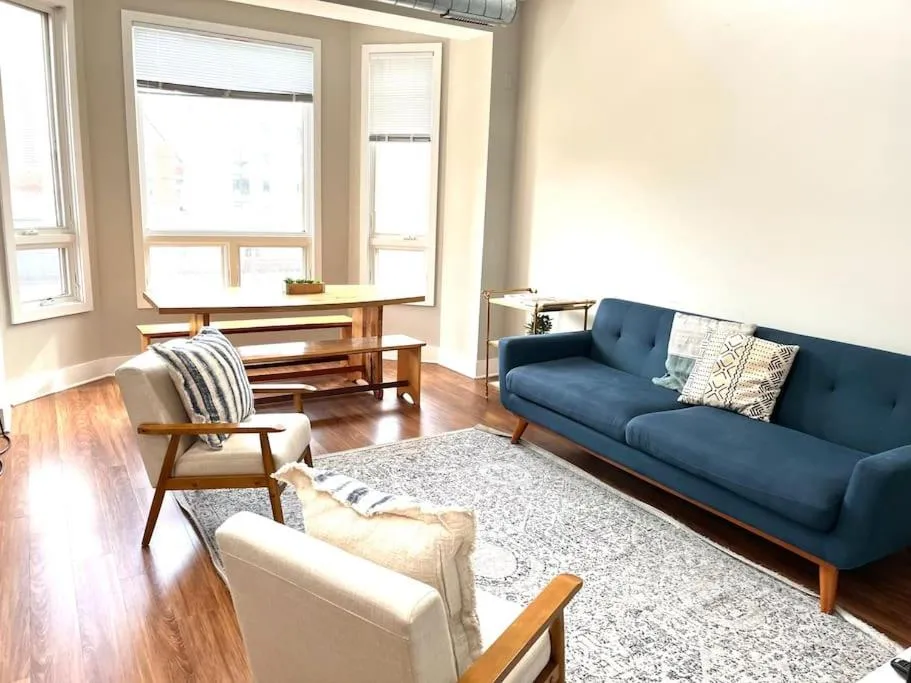 Image of Cozy Beautiful Downtown Unit CHI in Prime River North Location near Mag Mile – 3