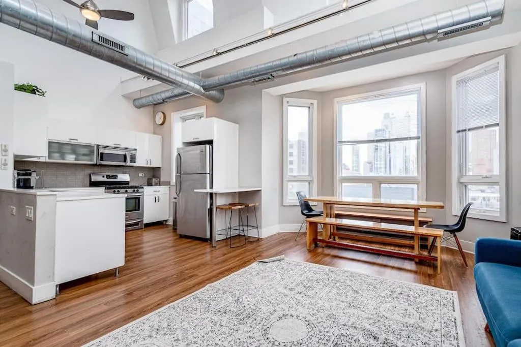 Image 3 of Cozy Beautiful Downtown Unit CHI in Prime River North Location near Mag Mile – 3