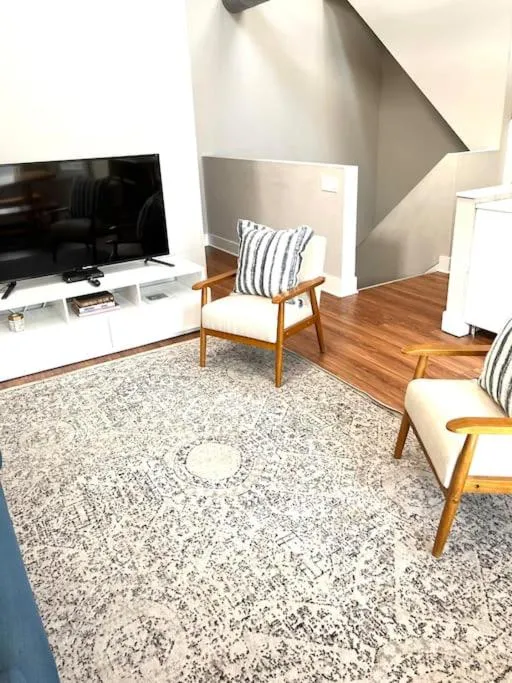 Image 4 of Cozy Beautiful Downtown Unit CHI in Prime River North Location near Mag Mile – 3