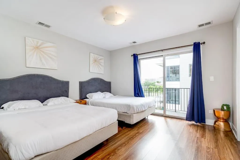 Image 1 of Cozy Beautiful Downtown Unit CHI in Prime River North Location near Mag Mile – 3