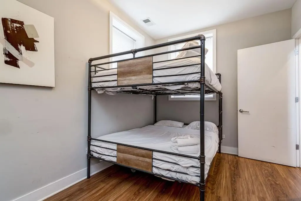 Image 6 of Cozy Beautiful Downtown Unit CHI in Prime River North Location near Mag Mile – 3