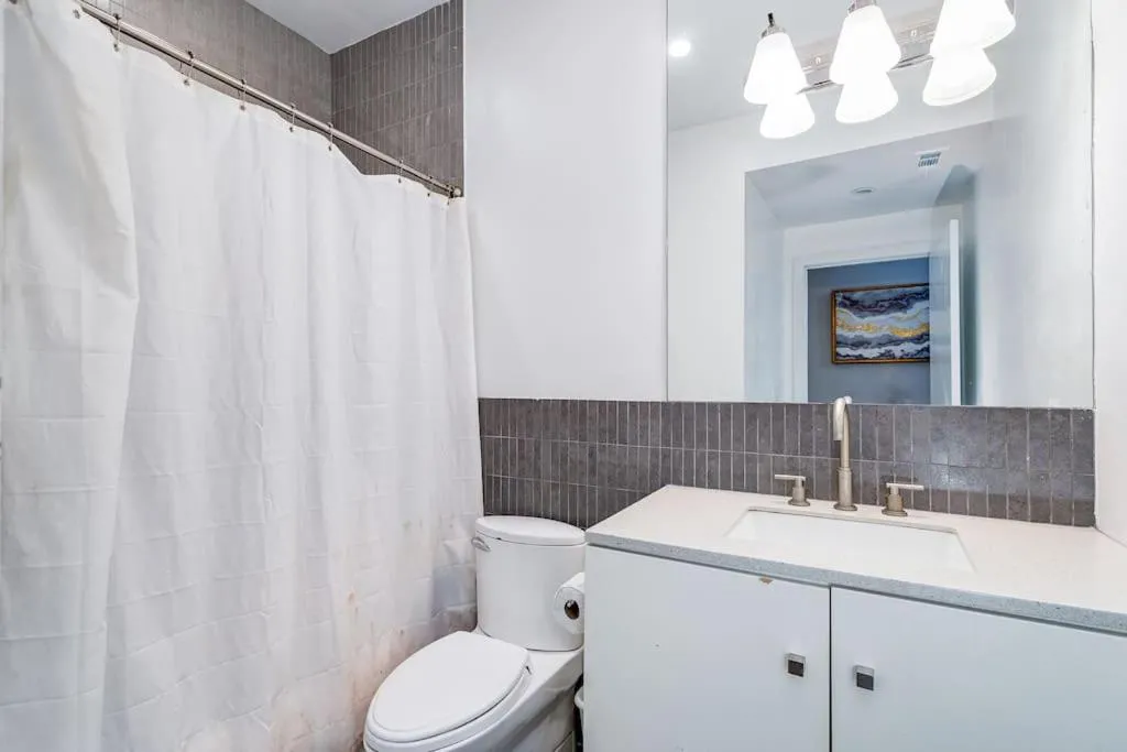 Image 2 of Cozy Beautiful Downtown Unit CHI in Prime River North Location near Mag Mile – 3