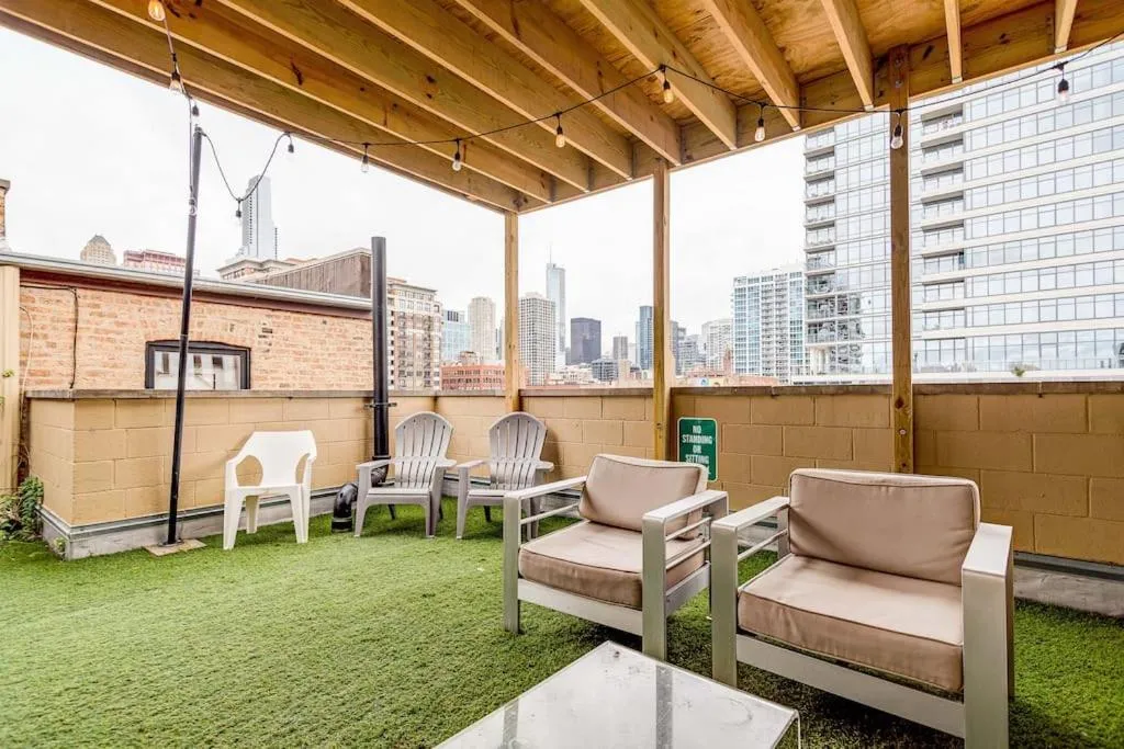 Image 5 of Cozy Beautiful Downtown Unit CHI in Prime River North Location near Mag Mile – 3