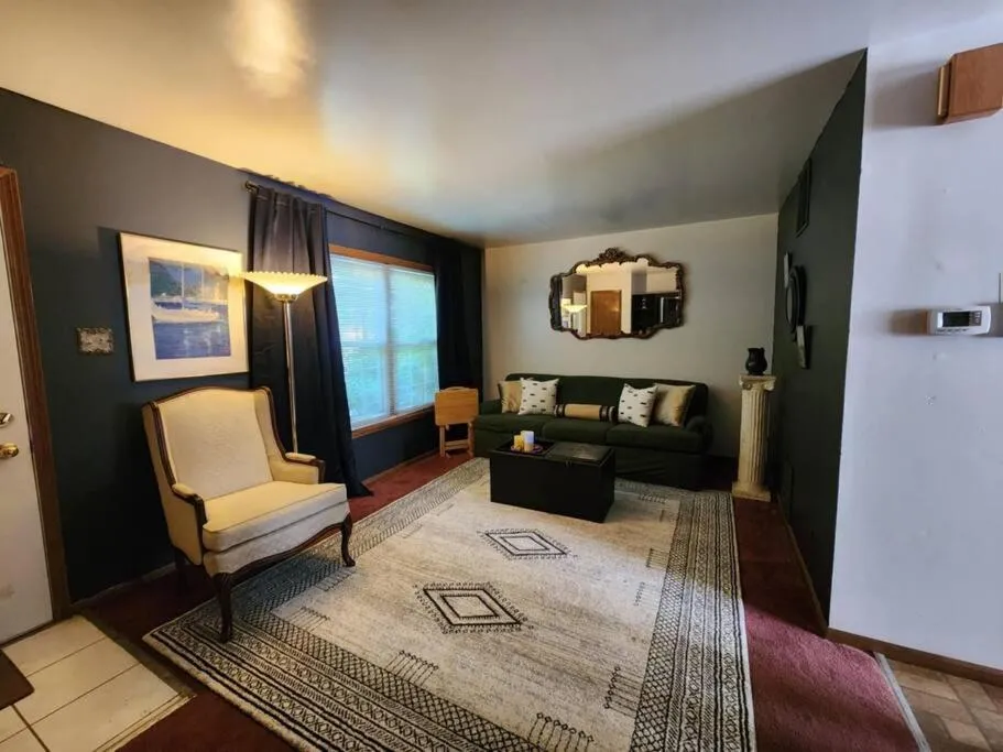 Image of Cozy & Comfy only 6 mins from United Center