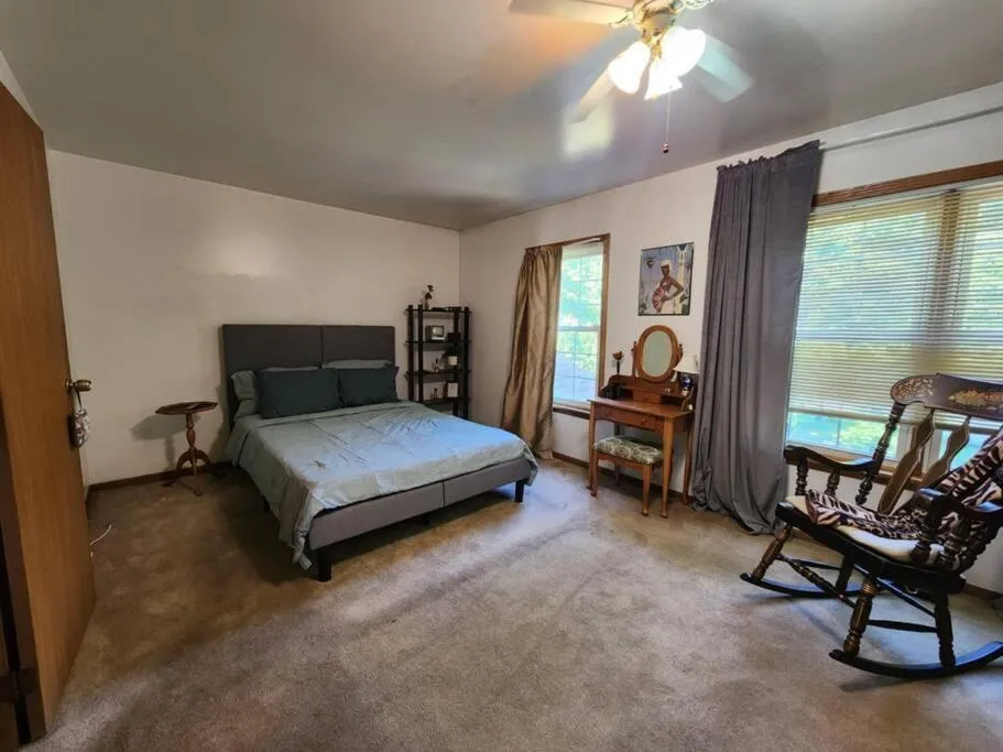 Image 1 of Cozy & Comfy only 6 mins from United Center
