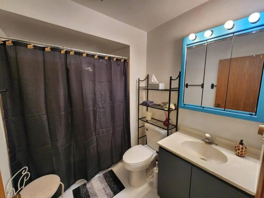 Image 2 of Cozy & Comfy only 6 mins from United Center