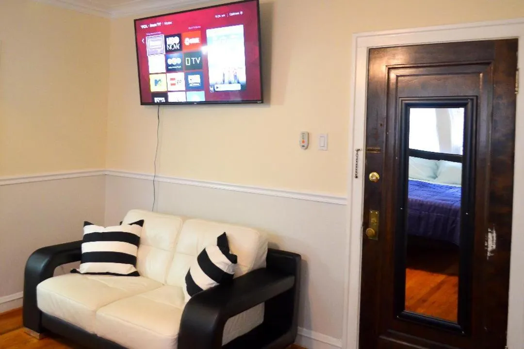 Image 4 of Cozy Studio near Wrigley field and Boystown