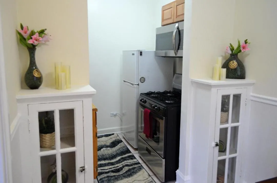 Image 3 of Cozy Studio near Wrigley field and Boystown
