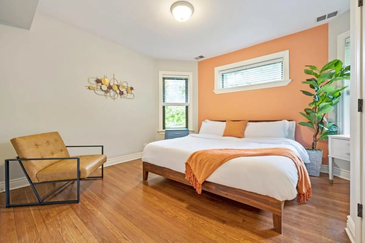 Image 5 of Designer Apartment 10 Min Walk to Wrigley
