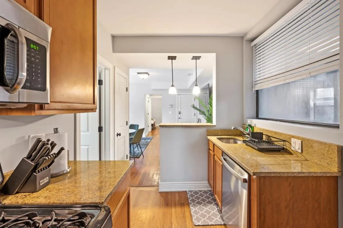 Image 2 of Designer Apartment 10 Min Walk to Wrigley