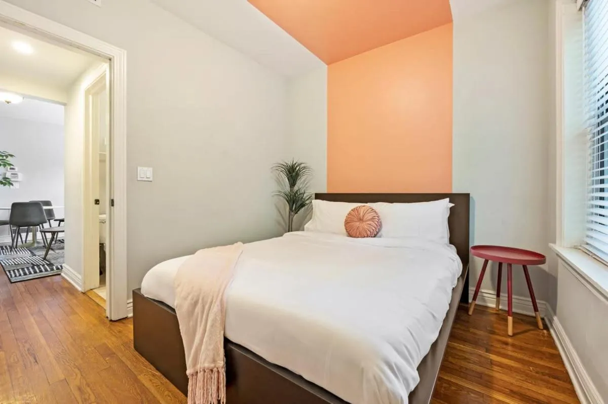 Image 4 of Designer Apartment 10 Min Walk to Wrigley