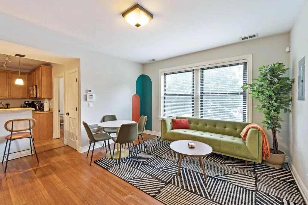 Image of Designer Apartment 10 Min Walk to Wrigley