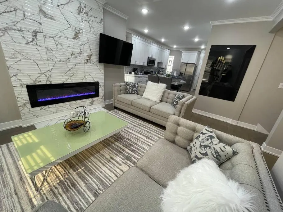 Image of Exec Lux home wth 3 Level,6 Bdrms/3bth & 2 Kitchen