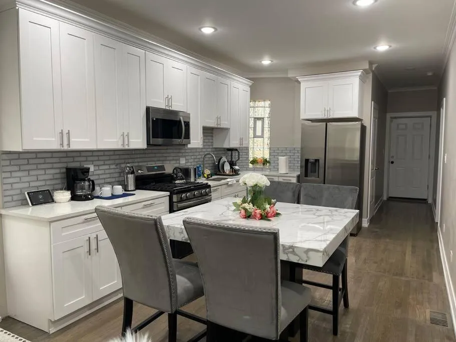 Image 1 of Exec Lux home wth 3 Level,6 Bdrms/3bth & 2 Kitchen