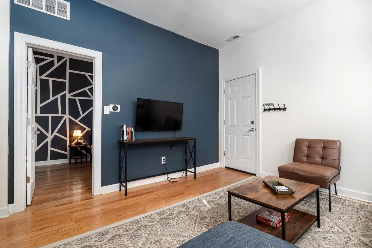 Image 2 of Flexhome Ukrainian Village 2BR D2
