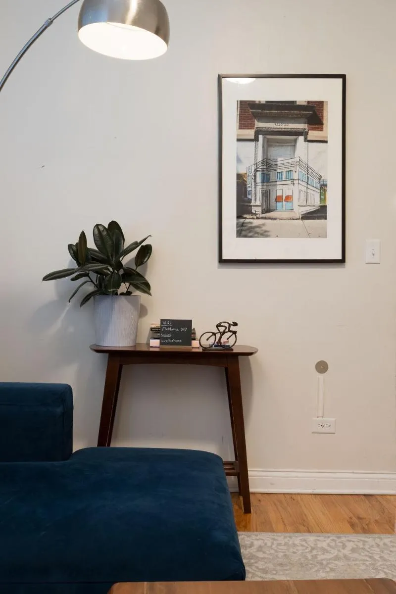 Image 3 of Flexhome Wicker Park 2BR DV3 – READ INFO