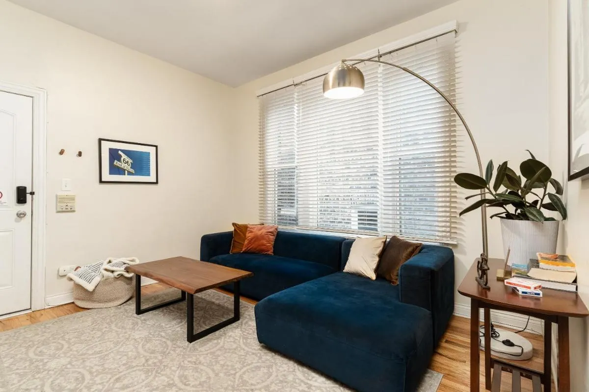 Image 2 of Flexhome Wicker Park 2BR DV3 – READ INFO