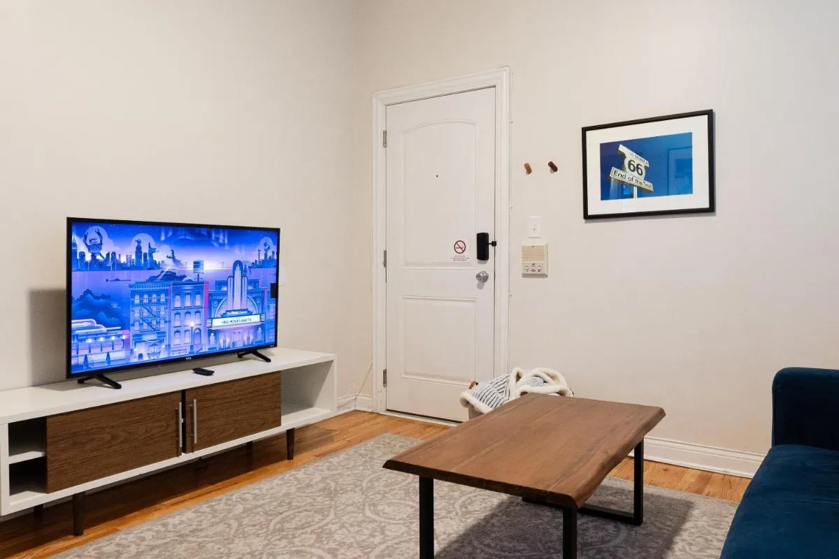 Image 4 of Flexhome Wicker Park 2BR DV3 – READ INFO