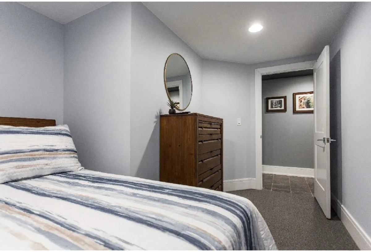 Image 6 of Forrestville Ave Large Suite