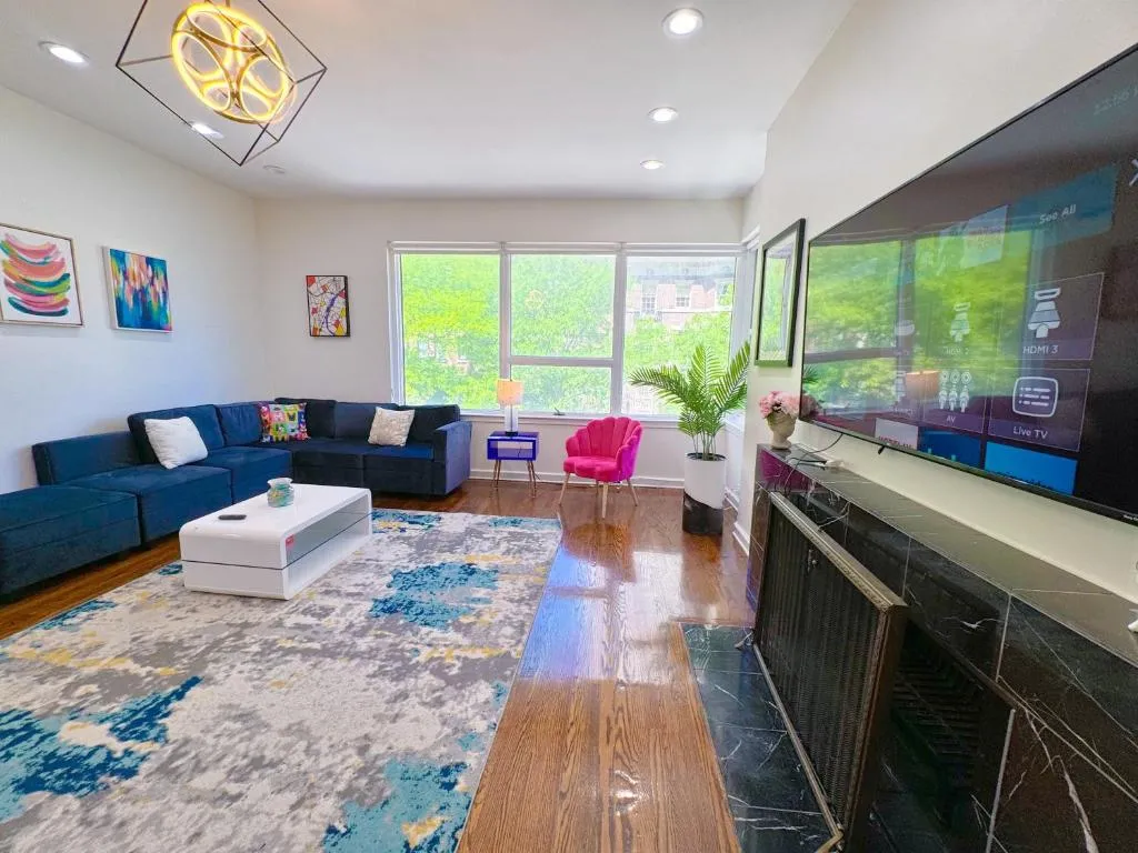Image of French design Luxurious Downtown 3br/2ba that sleeps 8 guests with Optional Valet Parking