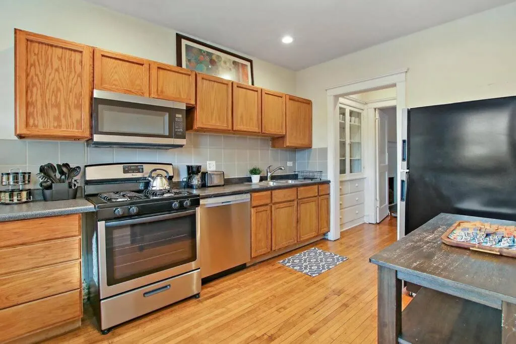 Image 3 of Great Location! Modern APT near Univ. of Chicago