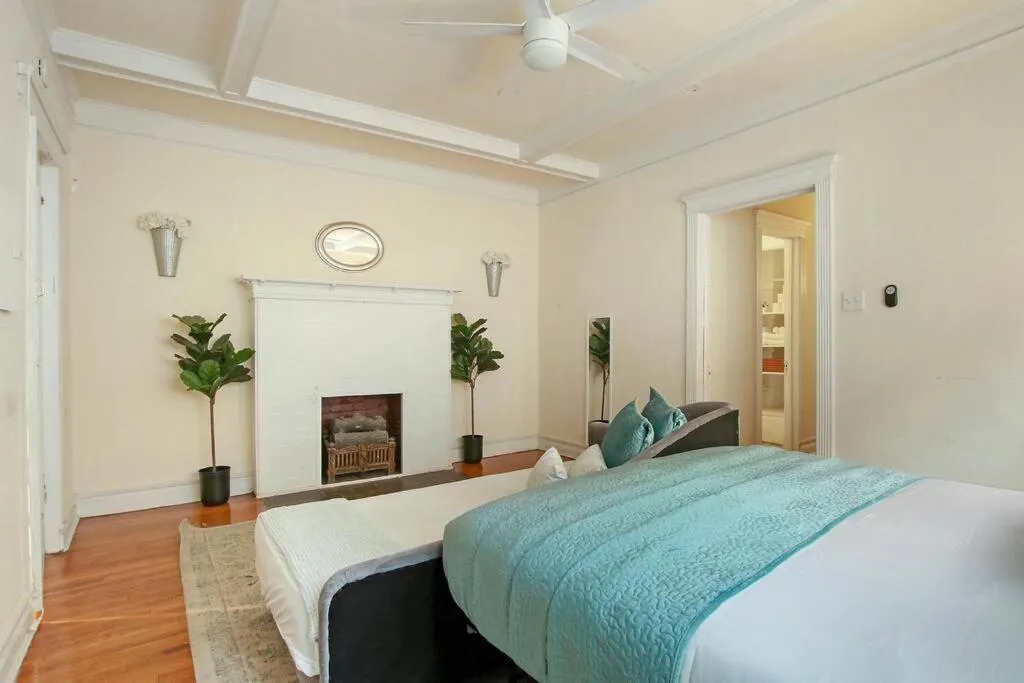 Image 6 of Great Location! Modern APT near Univ. of Chicago