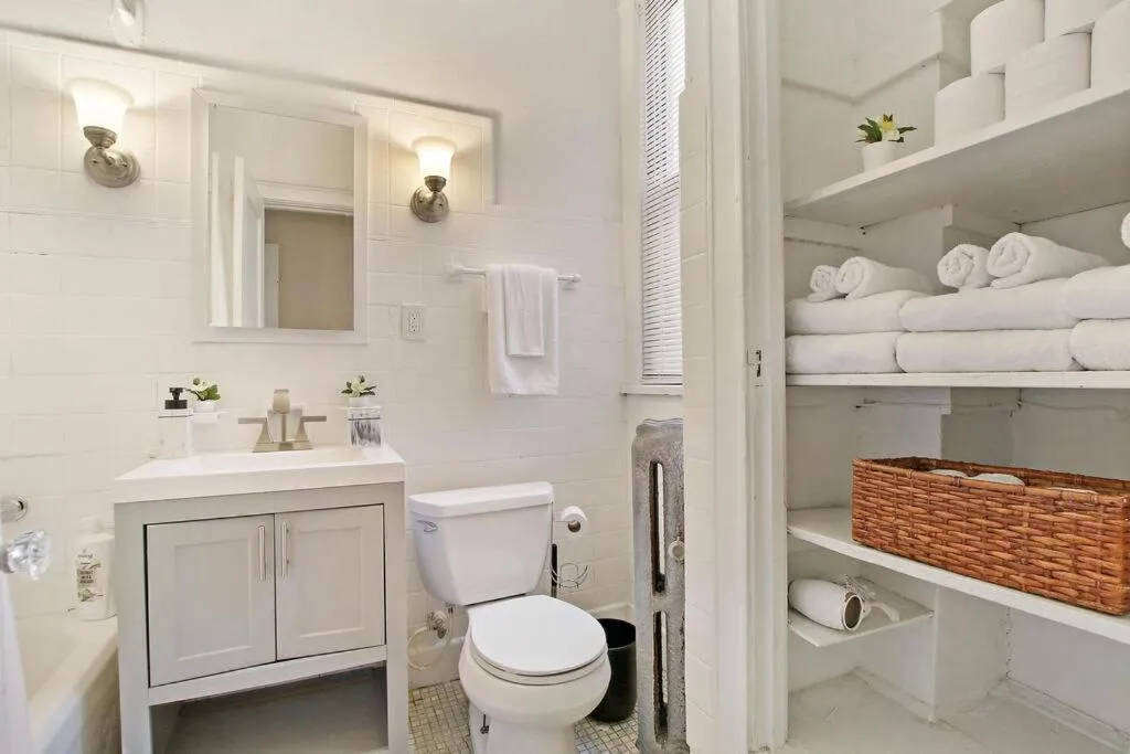 Image 2 of Great Location! Modern APT near Univ. of Chicago