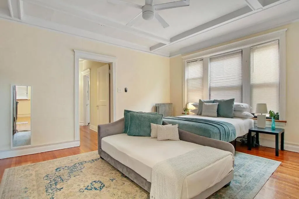 Image 1 of Great Location! Modern APT near Univ. of Chicago
