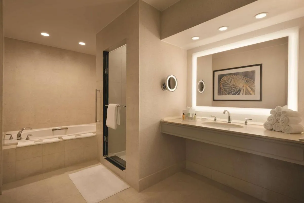 Image 2 of Hilton Chicago Magnificent Mile Suites