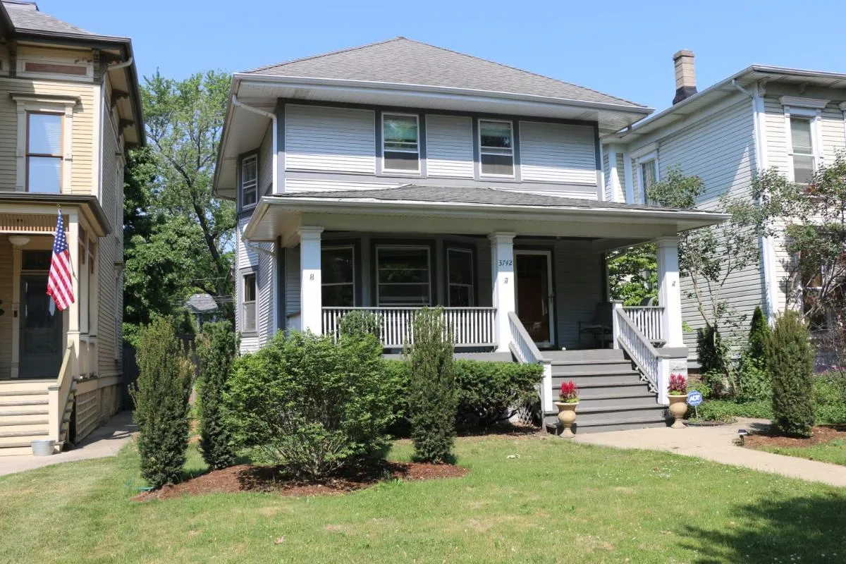 Image 5 of Historic Home with Outdoor Hot Tub Near Downtown in Public Transportation Hub