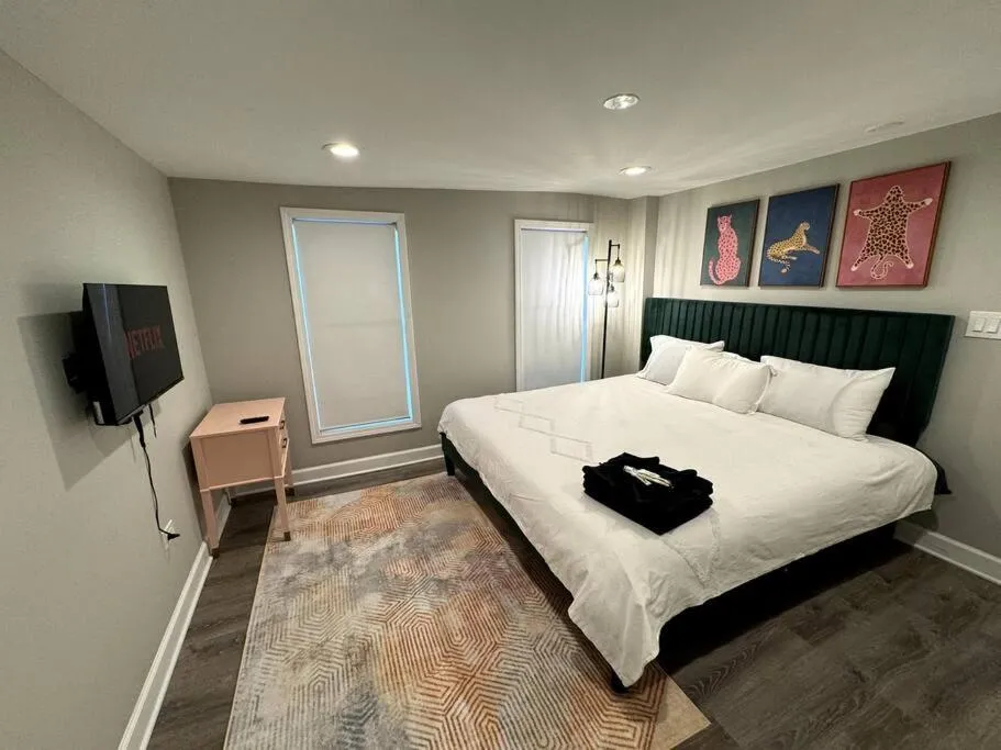 Image 1 of King bed West Loop Oasis/walk to Fulton market