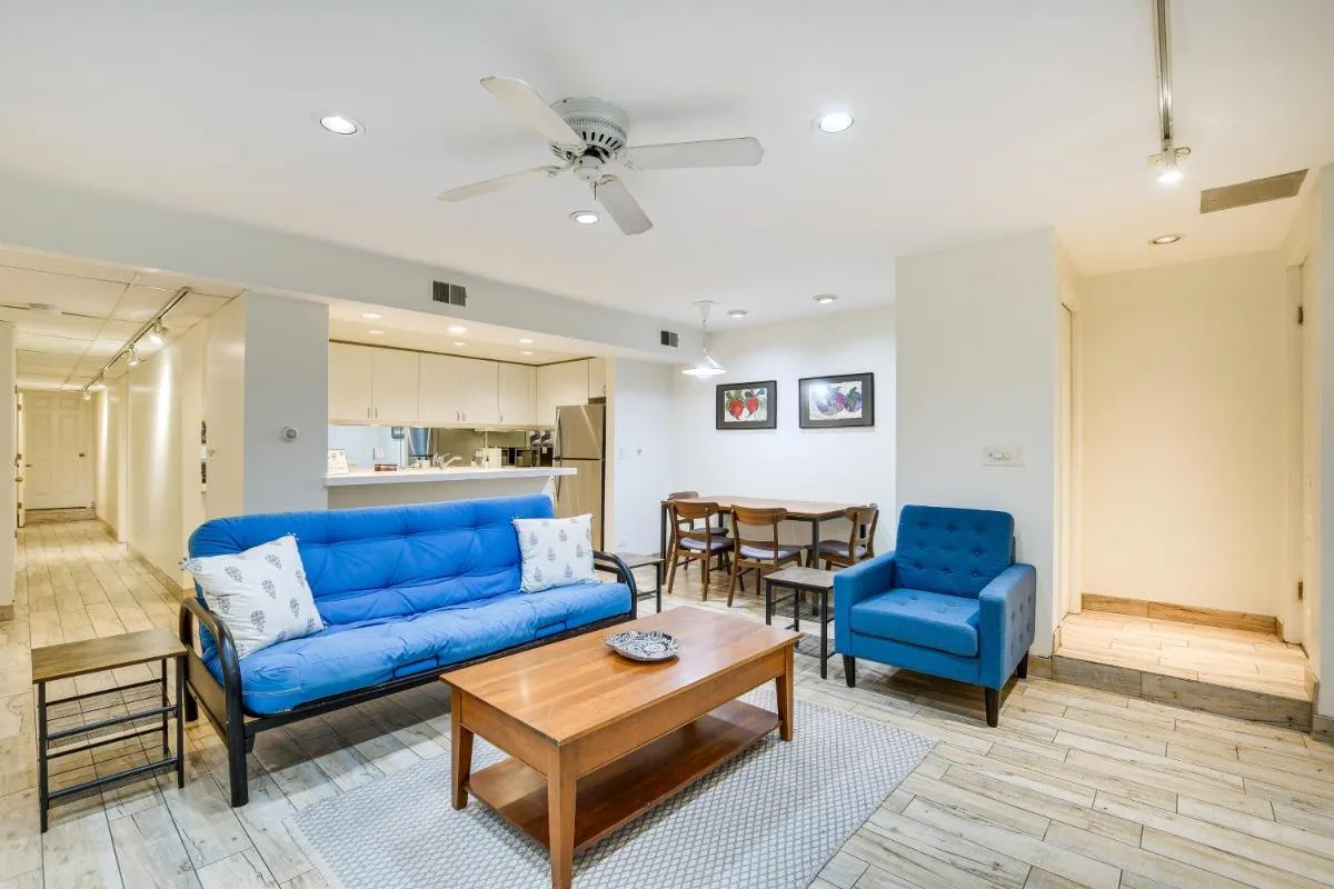 Image 3 of Lincoln Park Apt Walk to Beach, Shops and Dining!