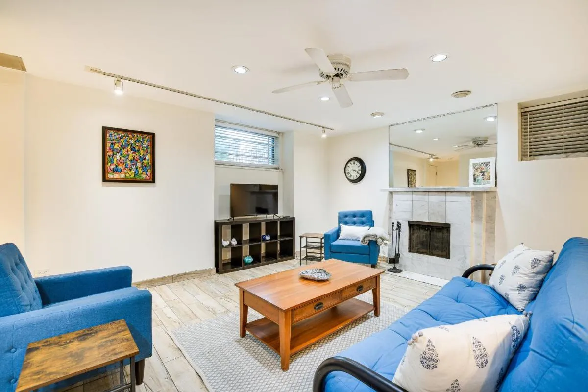 Image 4 of Lincoln Park Apt Walk to Beach, Shops and Dining!
