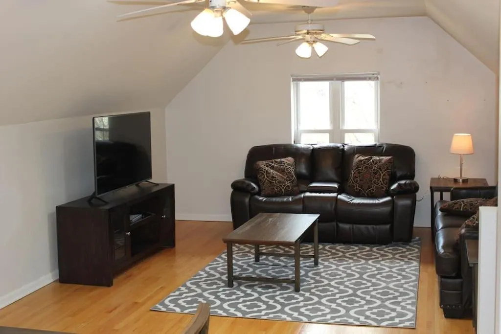 Image of Lincoln Park Living – 3 Queen Beds – Sleeps 6