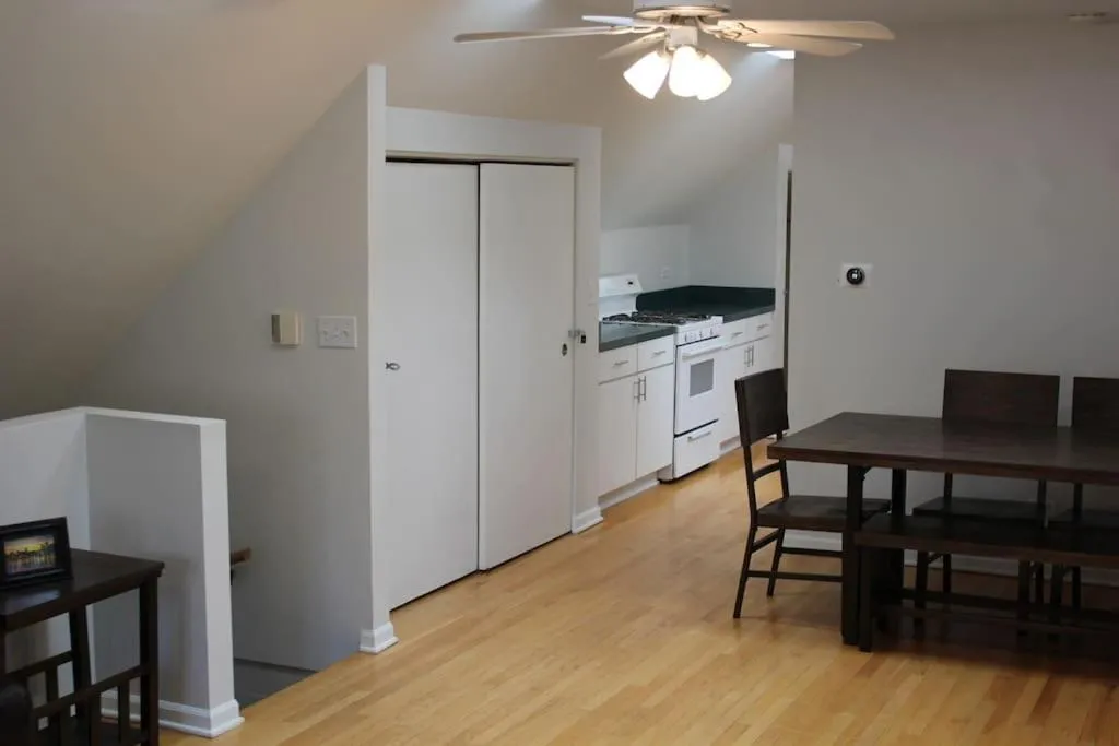 Image 2 of Lincoln Park Living – 3 Queen Beds – Sleeps 6