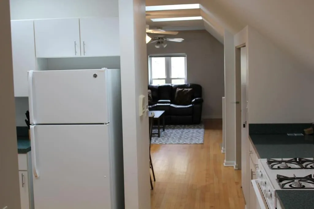Image 4 of Lincoln Park Living – 3 Queen Beds – Sleeps 6