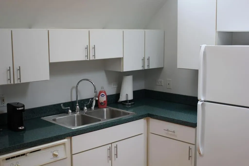 Image 3 of Lincoln Park Living – 3 Queen Beds – Sleeps 6